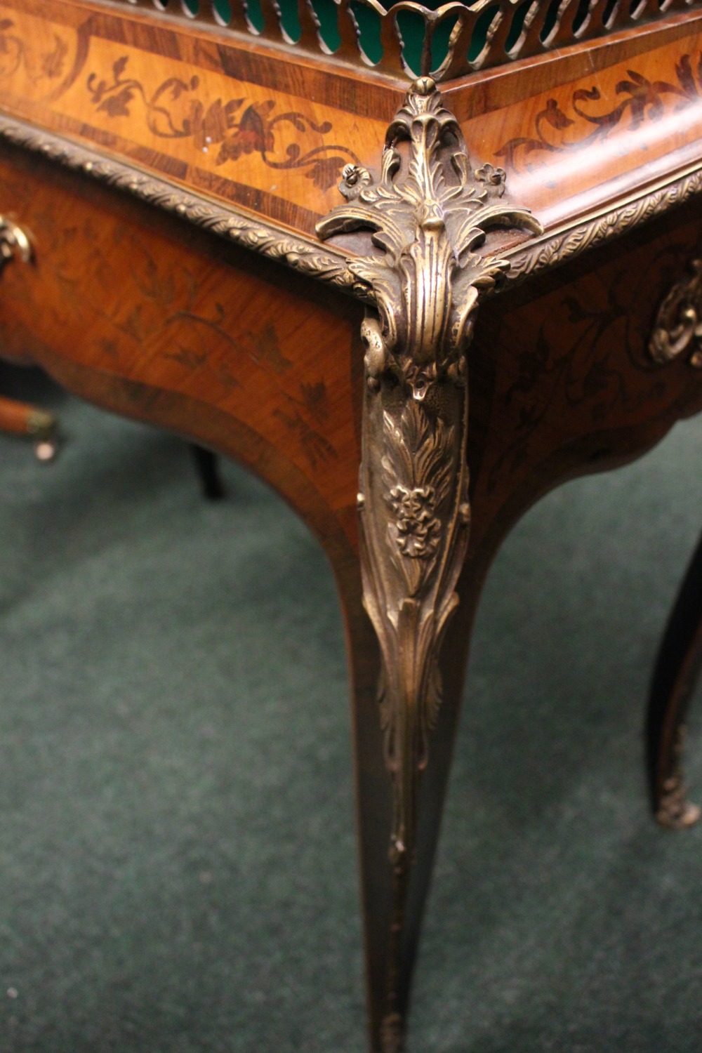 A LATE 19TH CENTURY INLAID ‘BIJOUTERIE’ / DISPLAY TABLE, with good quality ormolu mounts & a brass - Image 2 of 2