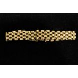 A 9CT GOLD LINK BRACELET, with maker’s mark S&P, Birmingham, date letter ‘V’