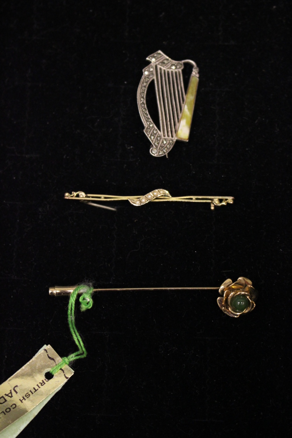 A COLLECTION OF JEWLLERY ITEMS, includes; (i) A 9ct gold bar brooch with seed pearls (ii) a pin