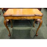 20TH CENTURY MAHOGANY BURR WALNUT FOLDOVER CARD TABLE, with shaped frieze, standing on elegant