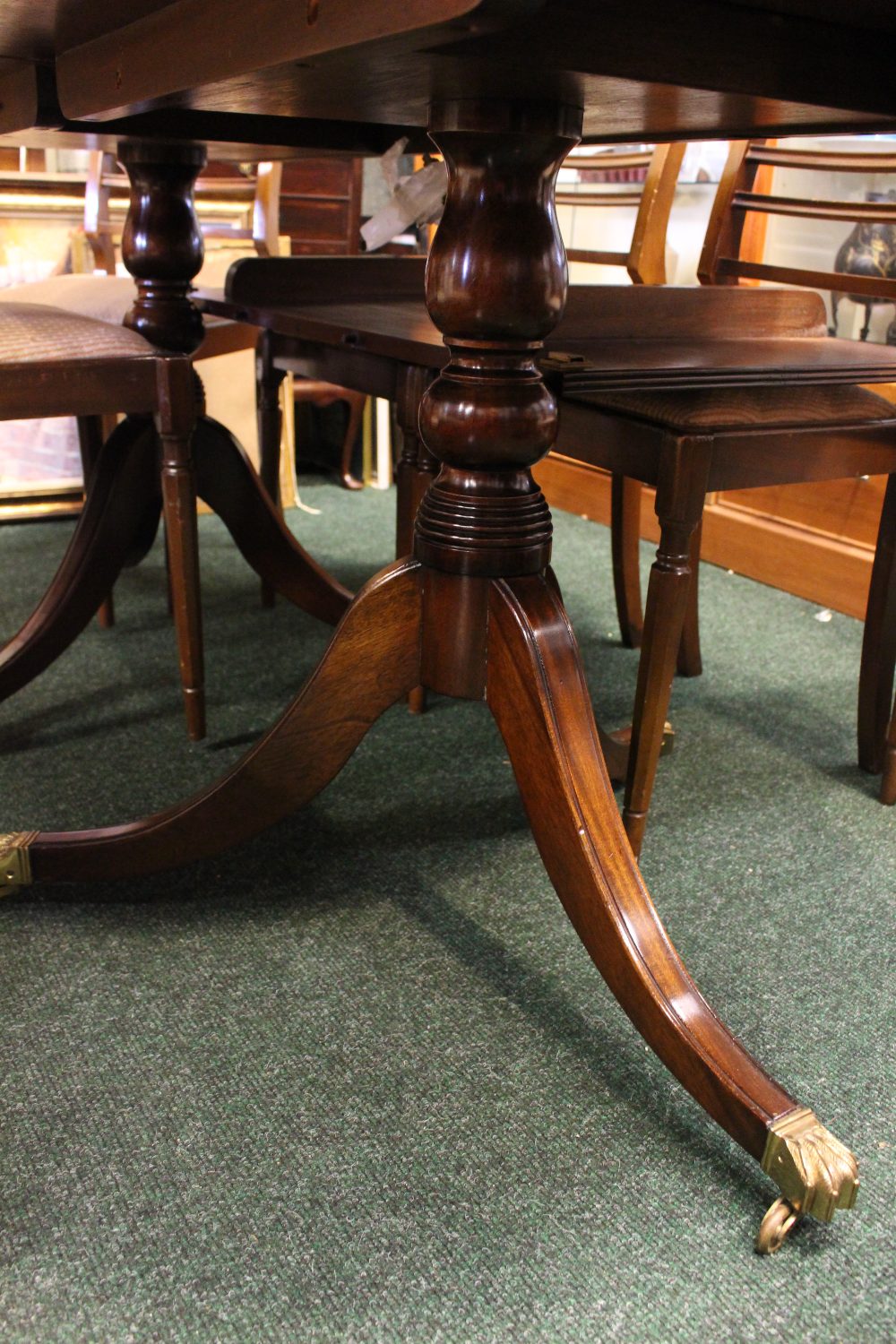 A TWO POD EXTENDABLE MAHOGANY DINING TABLE, with reeded rim, with turned column supports, and tripod - Image 3 of 4