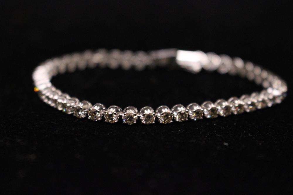 AN 18CT WHITE GOLD DIAMOND TENNIS BRACELET - Image 3 of 3