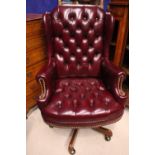 A LARGE BUTTON BACKED OFFICE / ARM CHAIR, on a rotating base / swivel base, with beaded detail to
