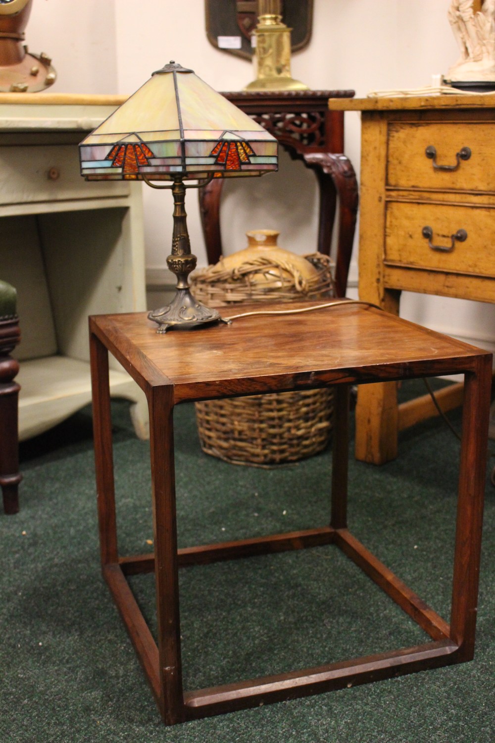 A MID CENTURY STYLE SIDE / LAMP TABLE, 17.5" x 17.5" x 17.5" approx - Image 3 of 3