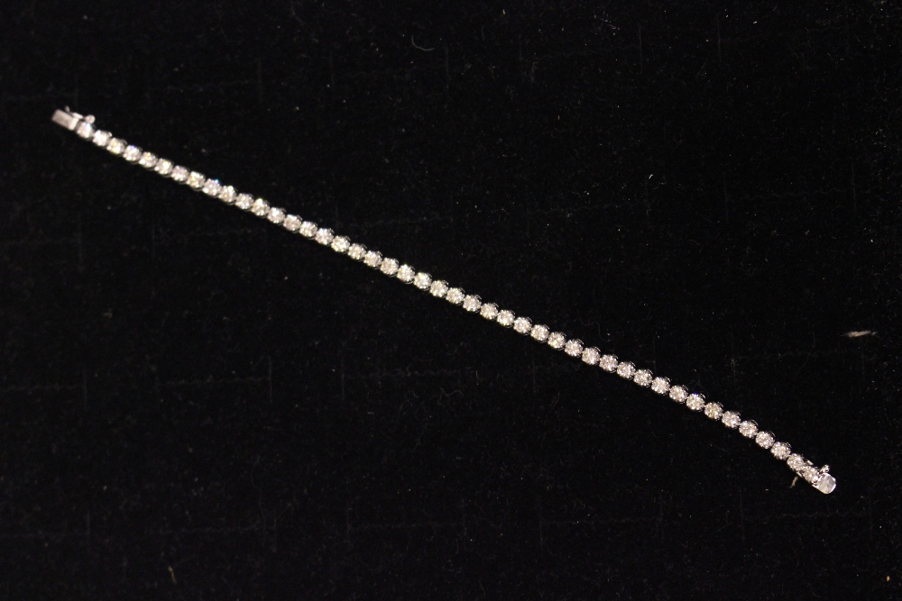 AN 18CT WHITE GOLD DIAMOND TENNIS BRACELET - Image 2 of 3