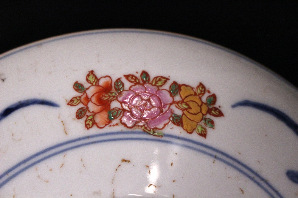 A FAMILLE ROSE PLATE, with cartouche border with floral decoration, the centre image of birds - Image 4 of 7