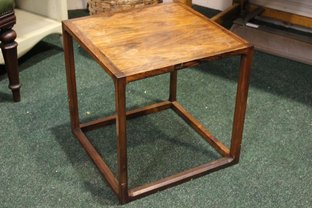 A MID CENTURY STYLE SIDE / LAMP TABLE, 17.5" x 17.5" x 17.5" approx