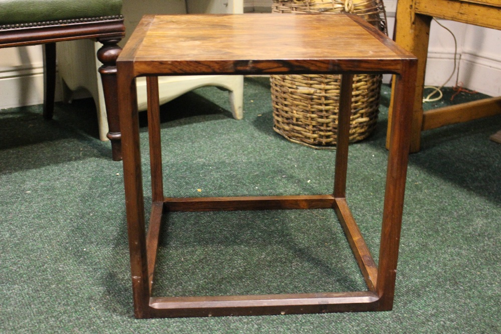 A MID CENTURY STYLE SIDE / LAMP TABLE, 17.5" x 17.5" x 17.5" approx - Image 2 of 3