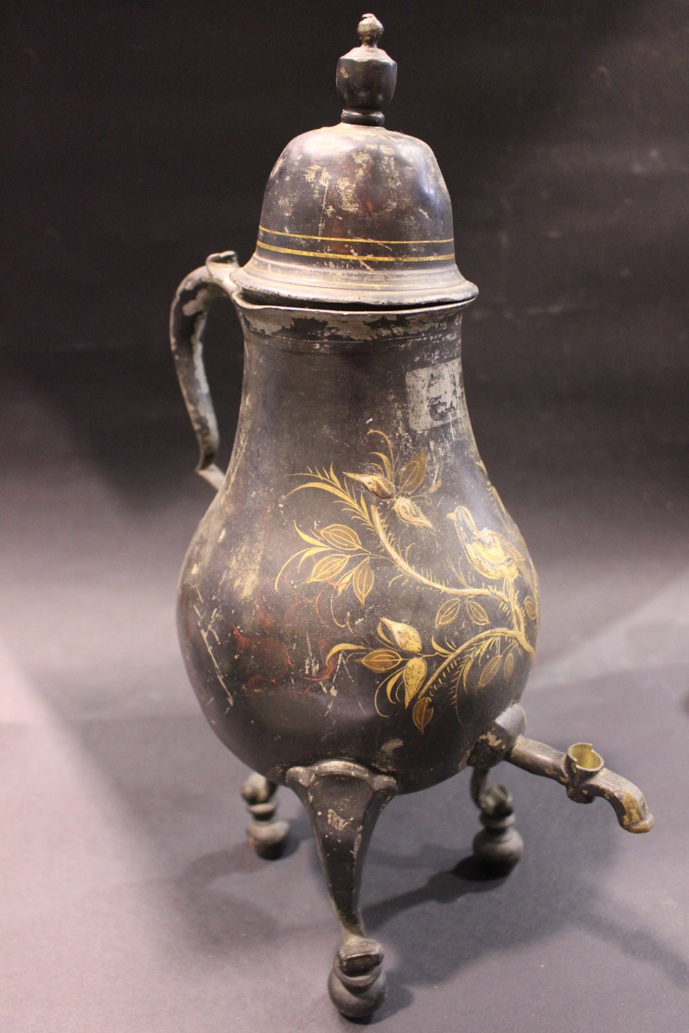 A MIXED LOT, includes; (i) A PAINTED PEWTER COFFEE POT WITH TAP, standing on three legs, with lid, - Image 7 of 9