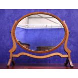 AN OVAL SHAPED EARLY 20TH CENTURY 'SWING' MIRROR, table top mirror, with shaped uprights united by a
