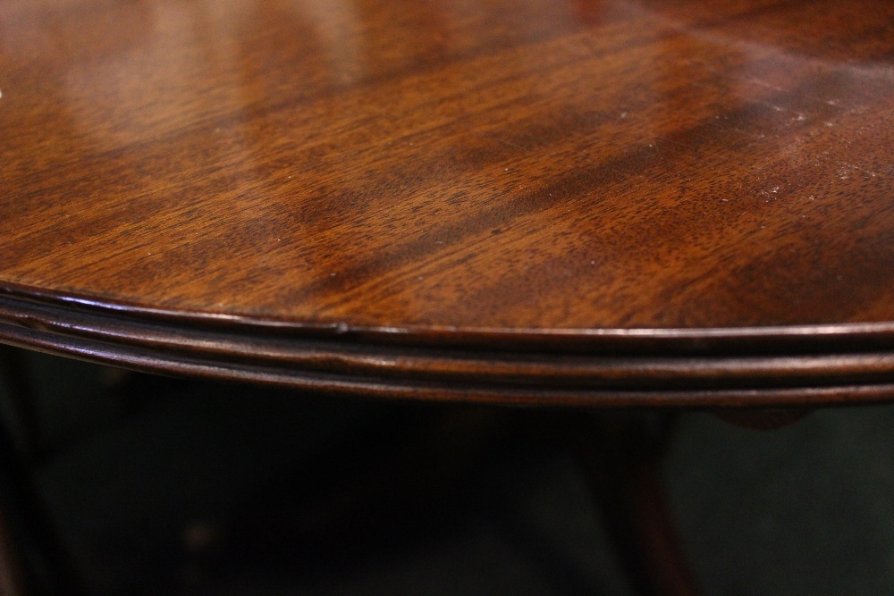 A TWO POD EXTENDABLE MAHOGANY DINING TABLE, with reeded rim, with turned column supports, and tripod - Image 4 of 4