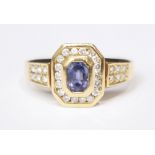 AN 18CT YELLOW GOLD SAPPHIRE & DIAMOND RING