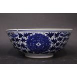 A CHINESE BLUE & WHITE BOWL, the exterior decorated with floral medallions, with a foliate band