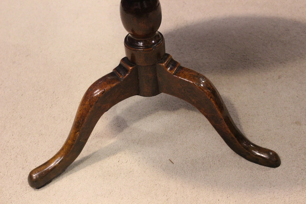 AN 18TH CENTURY TIP UP CENTRE TABLE, with oak top and fruit wood base, a column support on a - Image 3 of 4