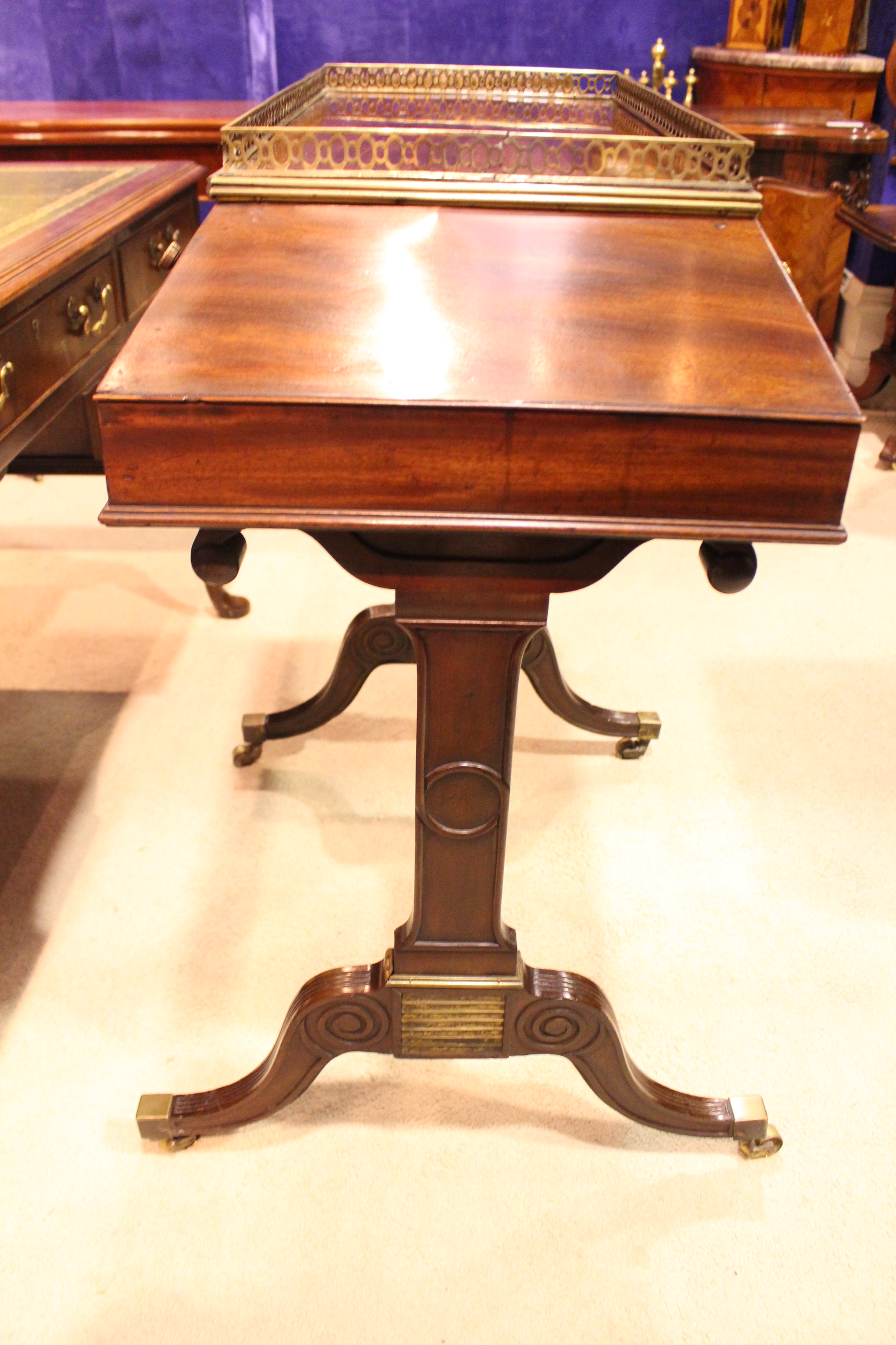 A VERY FINE & RARE IRISH GEORGIAN DOMED TOP SIDE CABINET / WRITING DESK, with domed lift top - Image 4 of 7