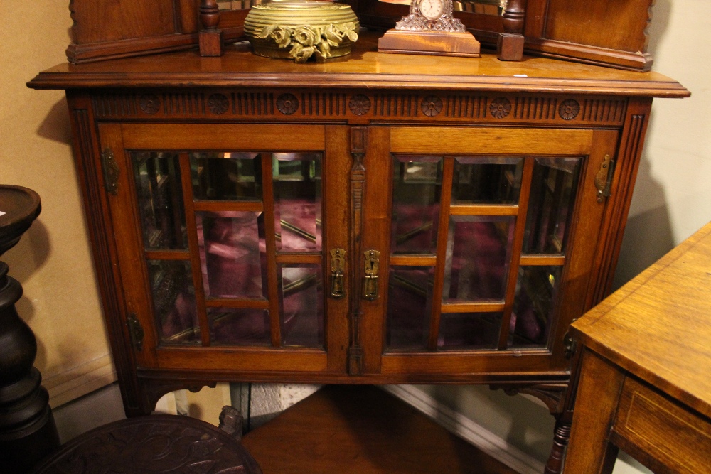 A VERY FINE EARLY 20TH CENTURY WALNUT CORNER CABINET, with bevelled glazed cabinet over 2 door - Image 3 of 3