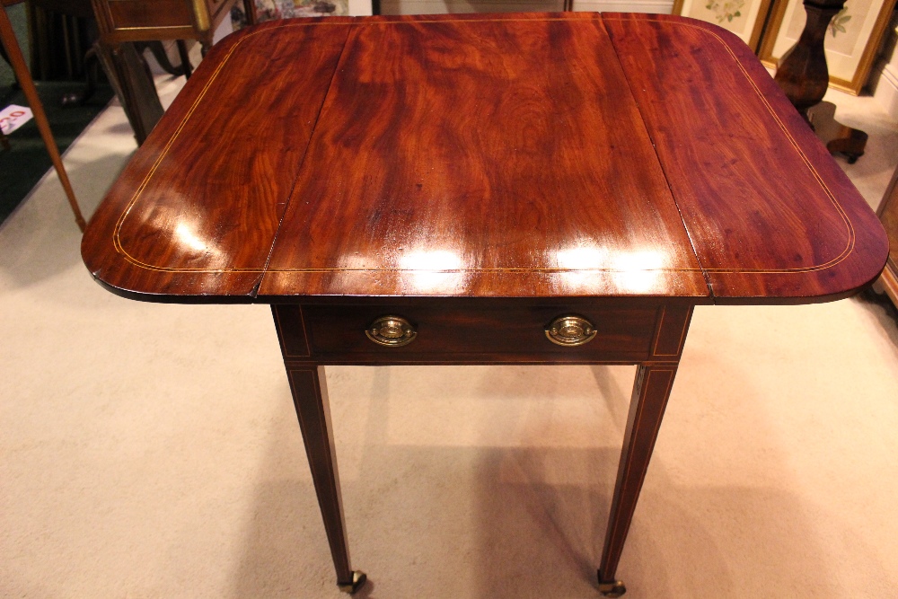A VERY FINE GEORGIAN PEMBROKE TABLE, with string inlaid trim, single drawer to one side, faux drawer - Image 7 of 9