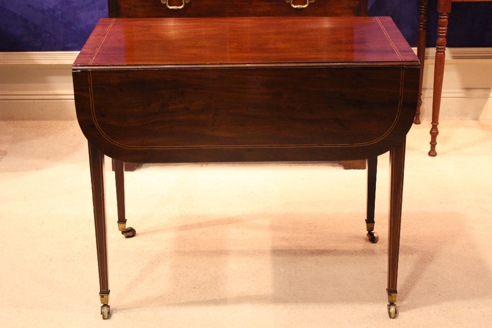 A VERY FINE GEORGIAN PEMBROKE TABLE, with string inlaid trim, single drawer to one side, faux drawer - Image 8 of 9