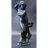 AN 18TH CENTURY MINATURE BRONZE SCULPTURE OF A LADY BATHING, 11cm high approx