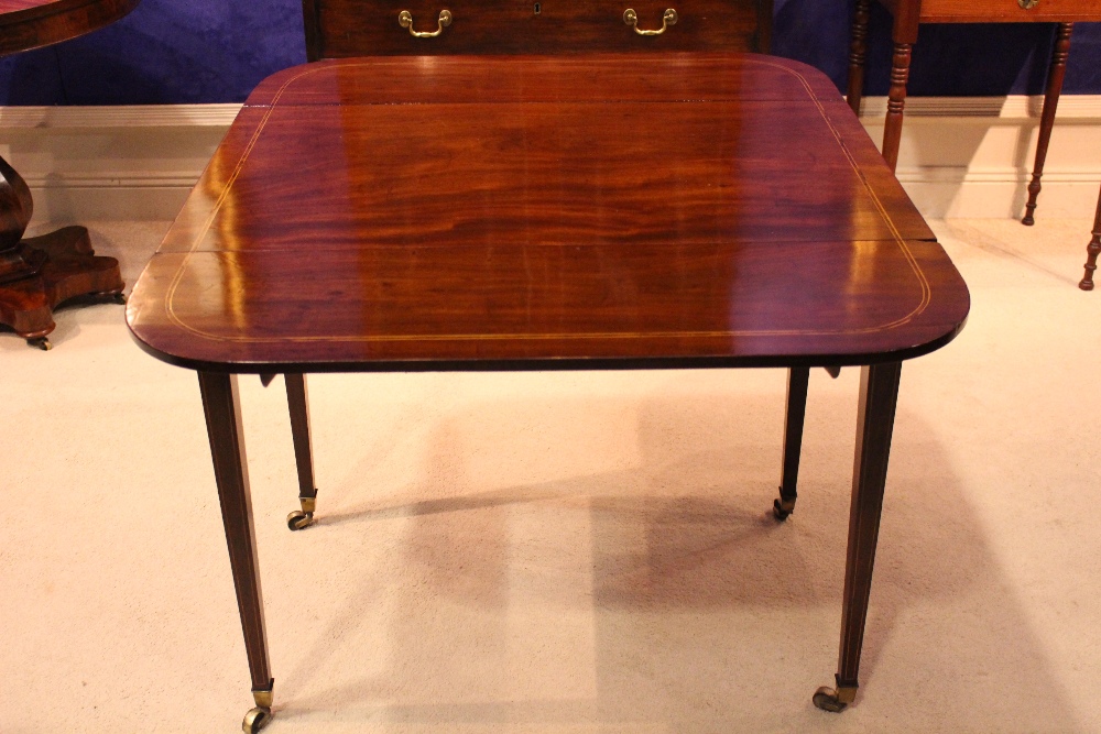 A VERY FINE GEORGIAN PEMBROKE TABLE, with string inlaid trim, single drawer to one side, faux drawer - Image 6 of 9