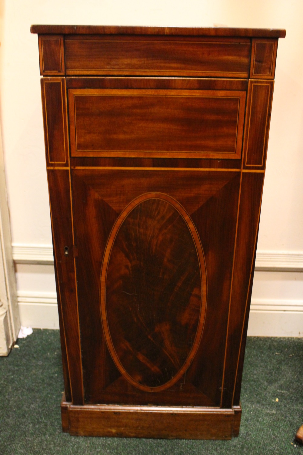 AN IRISH GEORGIAN MAHOGANY CROSSBANDED PEDESTAL "DRYING CABINET", with fitted plate rakes