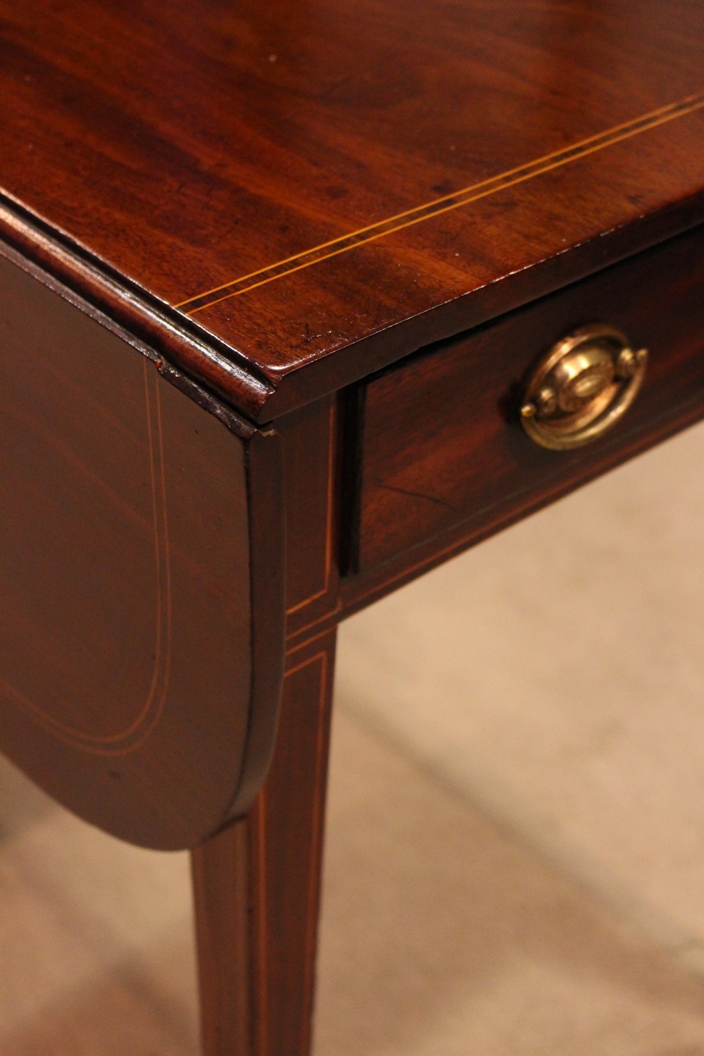 A VERY FINE GEORGIAN PEMBROKE TABLE, with string inlaid trim, single drawer to one side, faux drawer - Image 3 of 9