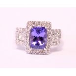 AN 18CT WHITE GOLD DIAMOND & TANZANITE RING