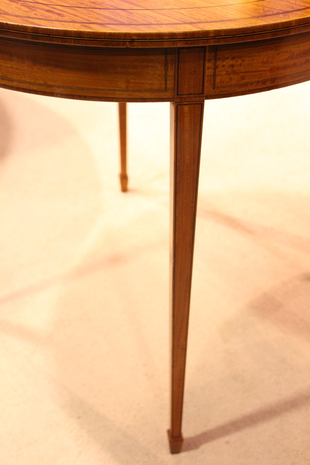 AN EDWARDIAN SATINWOOD CIRCULAR CENTRE TABLE, with ebonised inlaid detail, raised on tapered spade - Image 3 of 4