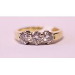 AN 18CT YELLOW GOLD 3 STONE DIAMOND RING, .95ct diamond