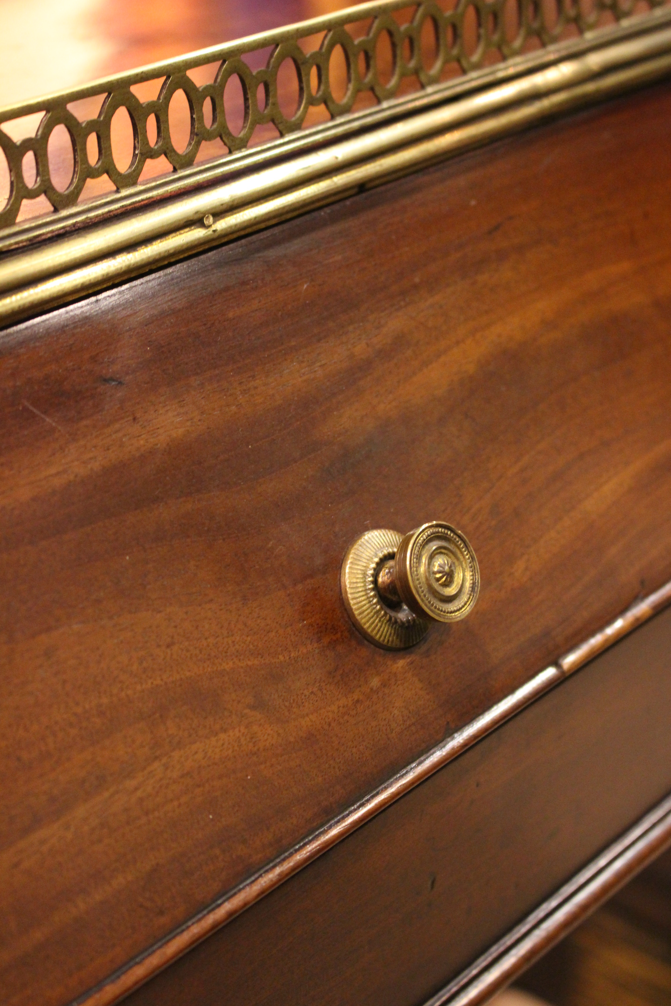 A VERY FINE & RARE IRISH GEORGIAN DOMED TOP SIDE CABINET / WRITING DESK, with domed lift top - Image 3 of 7