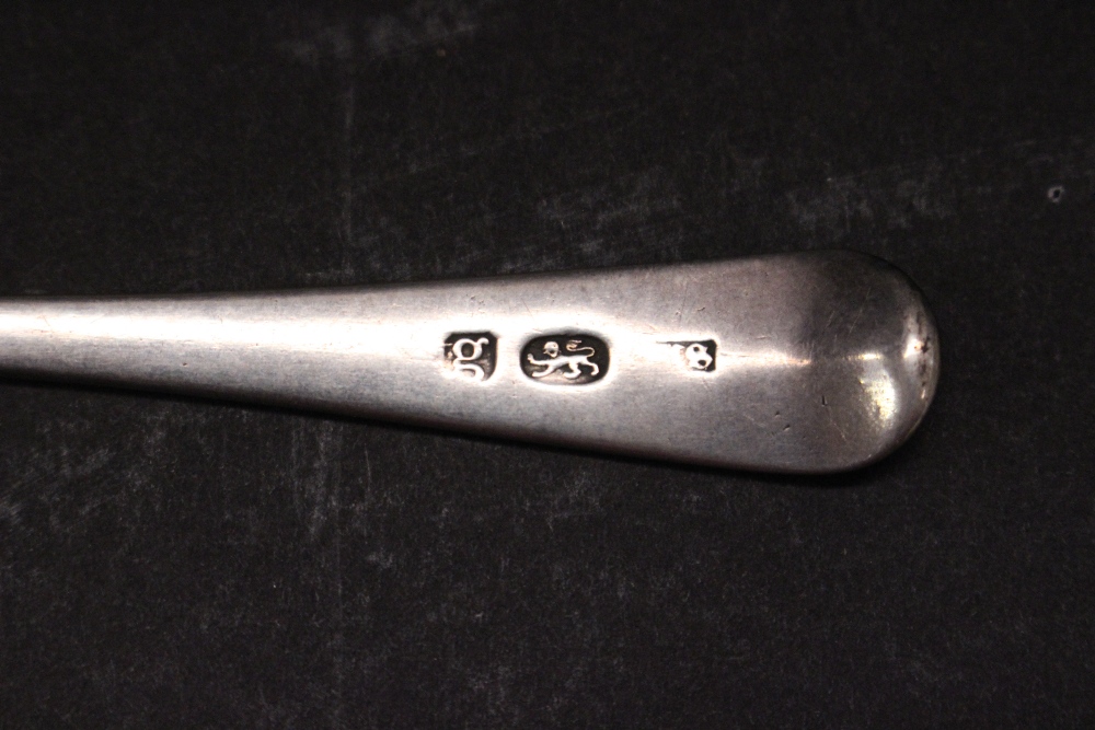 A GEORGIAN SILVER TEASPOON, possibly London, 1822, maker’s mark indistinct, with beaded detail to - Image 4 of 4