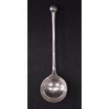 AN EARLY 20TH CENTURY SILVER SALT SPOON, with ball topped tip, Sheffield, date 1909, maker’s mark HA