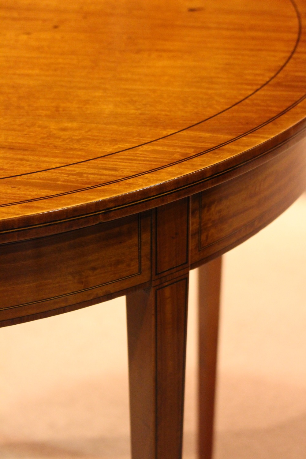 AN EDWARDIAN SATINWOOD CIRCULAR CENTRE TABLE, with ebonised inlaid detail, raised on tapered spade - Image 2 of 4