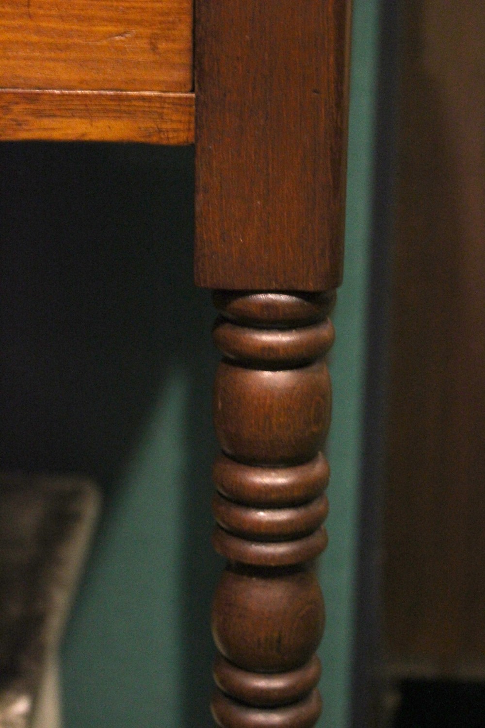 AN IRISH GEORGIAN MAHOGANY SINGLE DRAWER CHAMBER TABLE, raised on a turned leg, 22" x 30" x 18" - Image 3 of 4