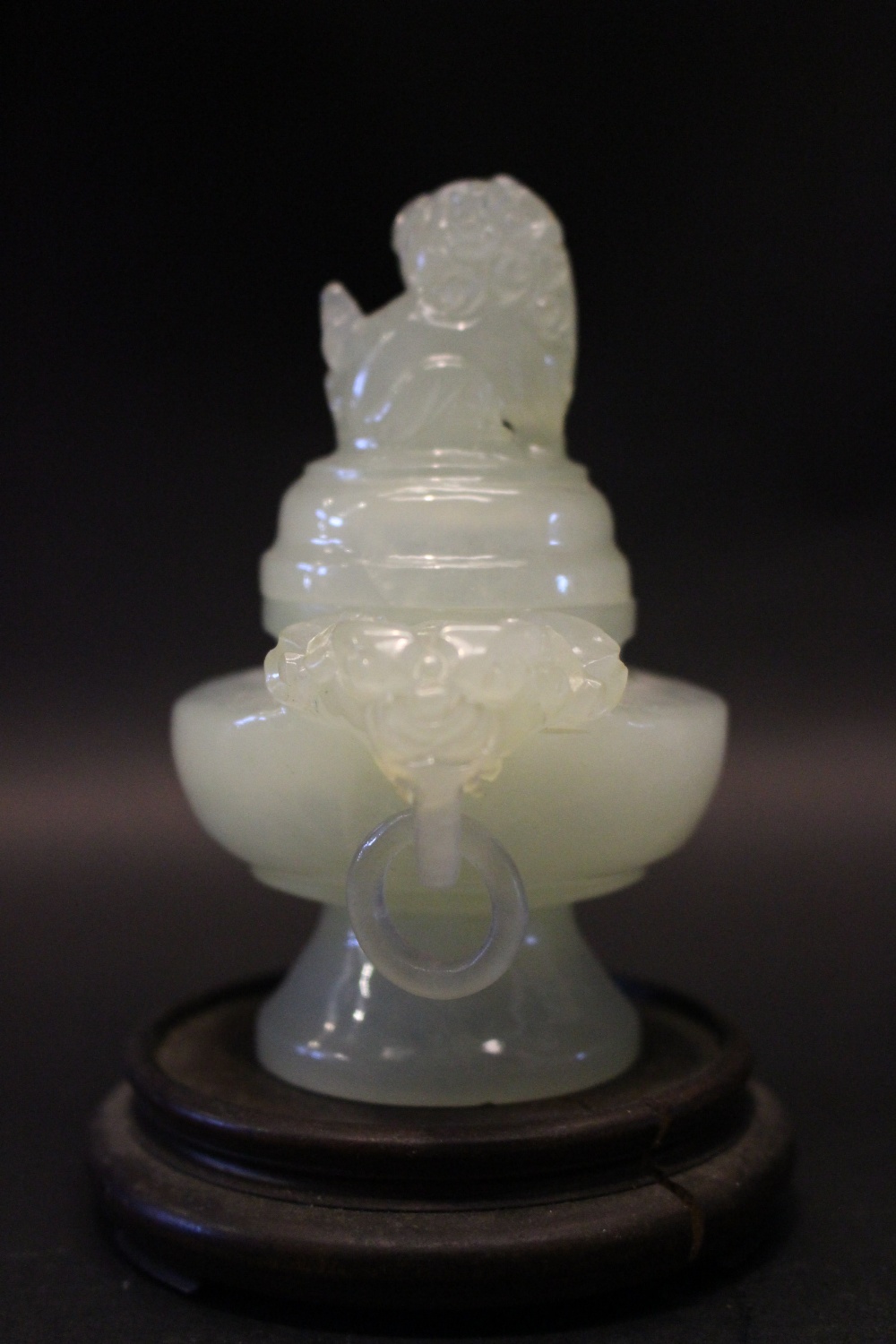 A CARVED JADE TWO HANDLED CENSER WITH LID, the lid having an open mouthed guardian lion, the handles - Image 4 of 5