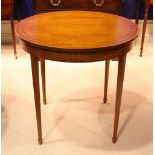 AN EDWARDIAN SATINWOOD CIRCULAR CENTRE TABLE, with ebonised inlaid detail, raised on tapered spade