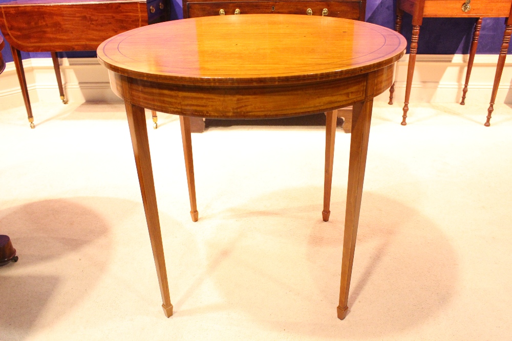 AN EDWARDIAN SATINWOOD CIRCULAR CENTRE TABLE, with ebonised inlaid detail, raised on tapered spade - Image 4 of 4