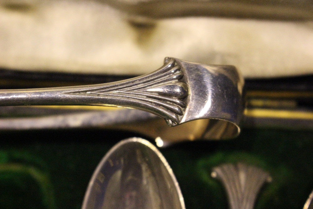 A SET OF 4 SILVER TEA SPOONS WITH A SUGAR TONGS, in original case, with an unmatched pair of other - Image 4 of 4