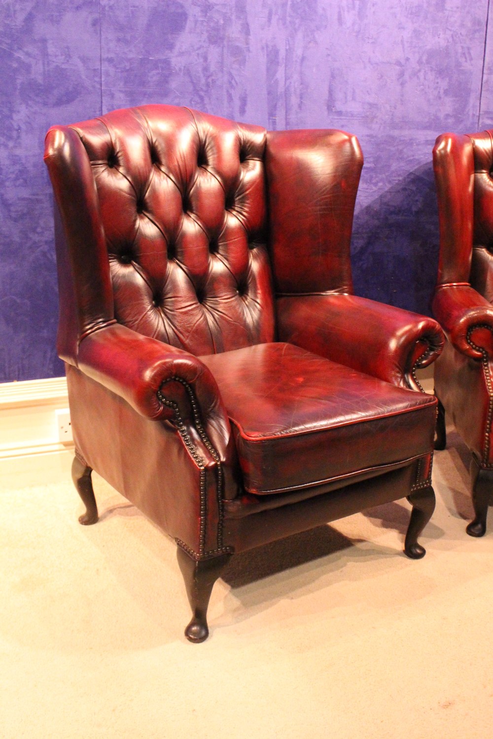 A PAIR OF VERY FINE BUTTON BACKED 'CHESTERFIELD' ARM CHAIRS, 40" x 22" approx - Image 2 of 4