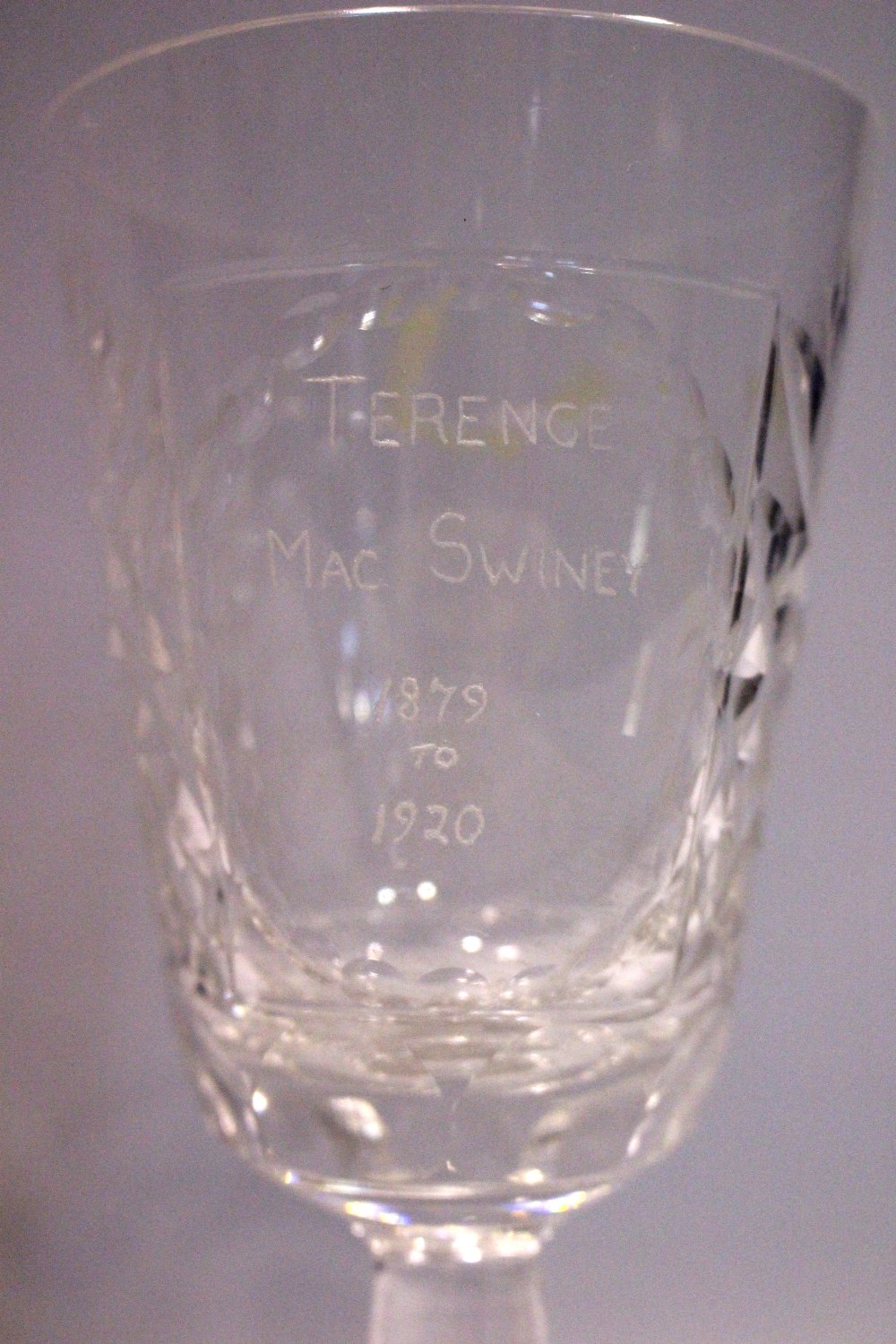 A SET OF 4 COMMEMORATIVE WINE GLASSES, depicting the faces of famous Irish people, includes, (i) - Image 8 of 8