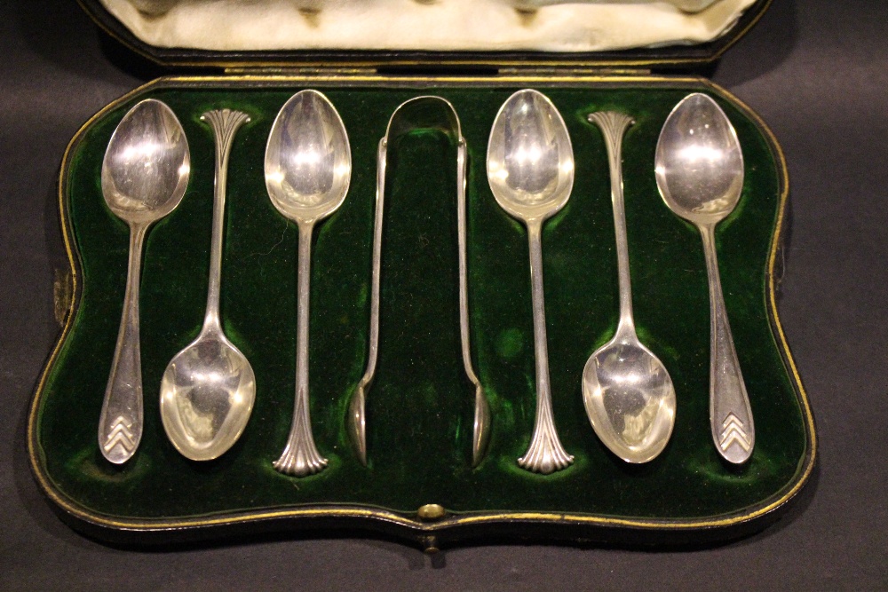 A SET OF 4 SILVER TEA SPOONS WITH A SUGAR TONGS, in original case, with an unmatched pair of other - Image 2 of 4