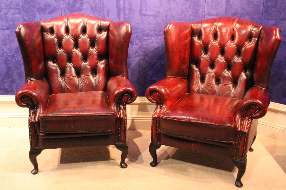 A PAIR OF VERY FINE BUTTON BACKED 'CHESTERFIELD' ARM CHAIRS, 40" x 22" approx