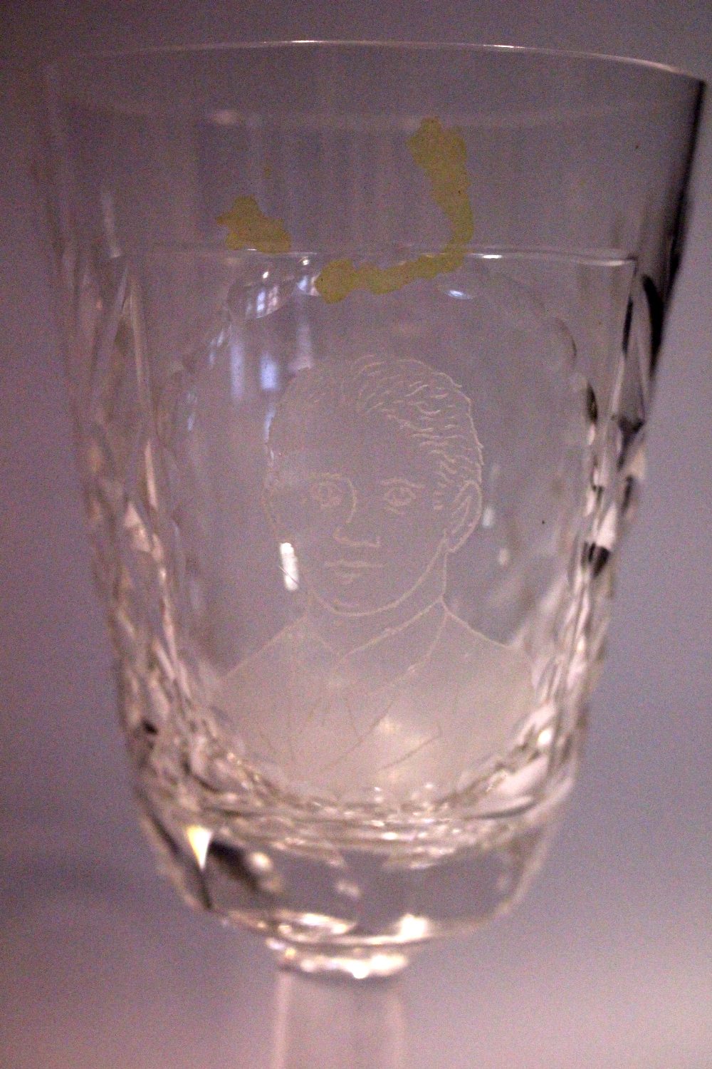 A SET OF 4 COMMEMORATIVE WINE GLASSES, depicting the faces of famous Irish people, includes, (i) - Image 5 of 8