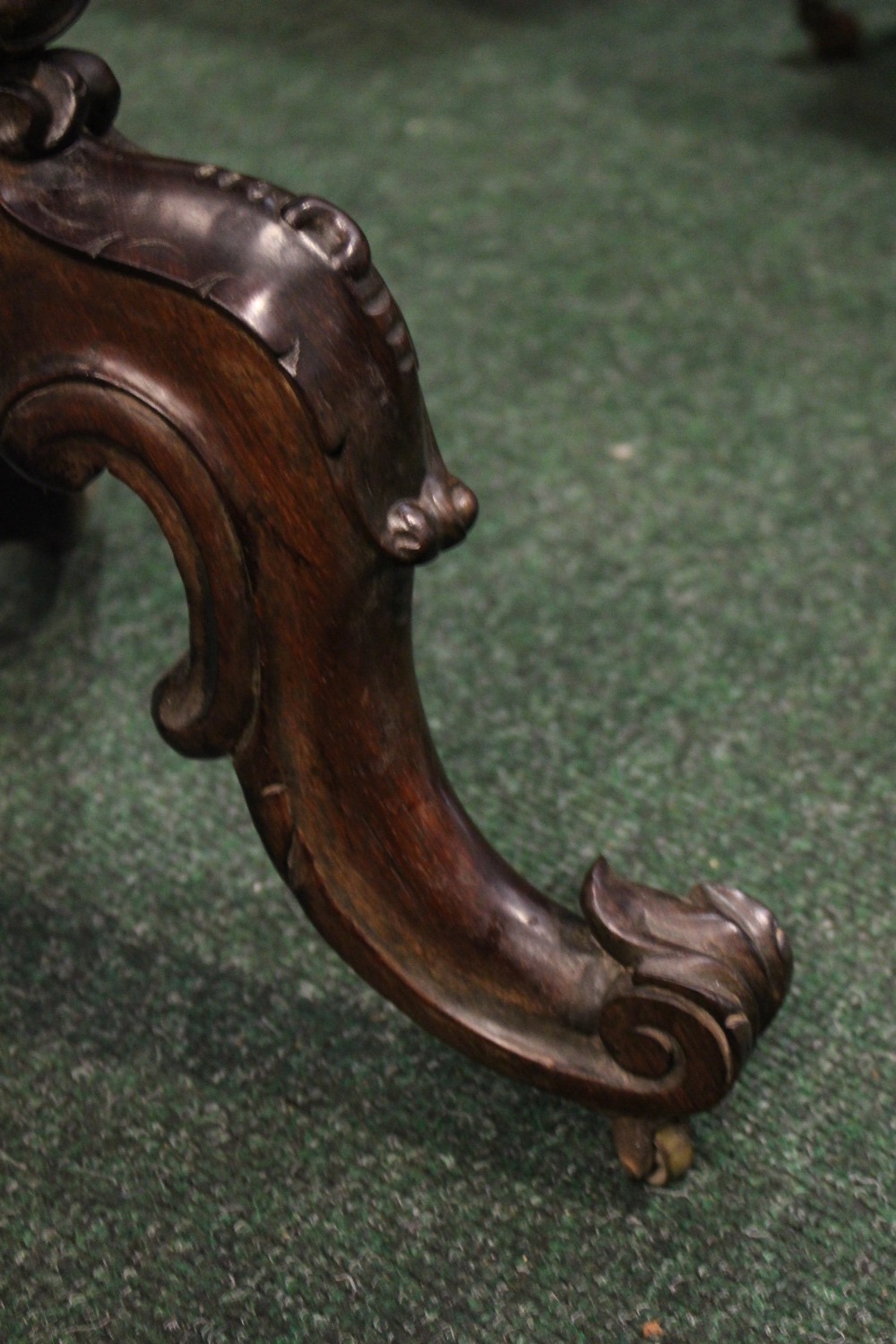 A ROSEWOOD WORK BOX, with concave body, graduated tapered lid, raised on fluted baluster shaped - Image 5 of 5