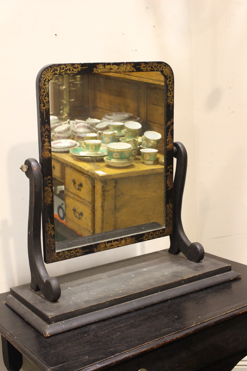 A LARGE TABLETOP SWING MIRROR / DRESSING MIRROR, in the Chinoiserie style, with gilt imagery of - Image 2 of 4