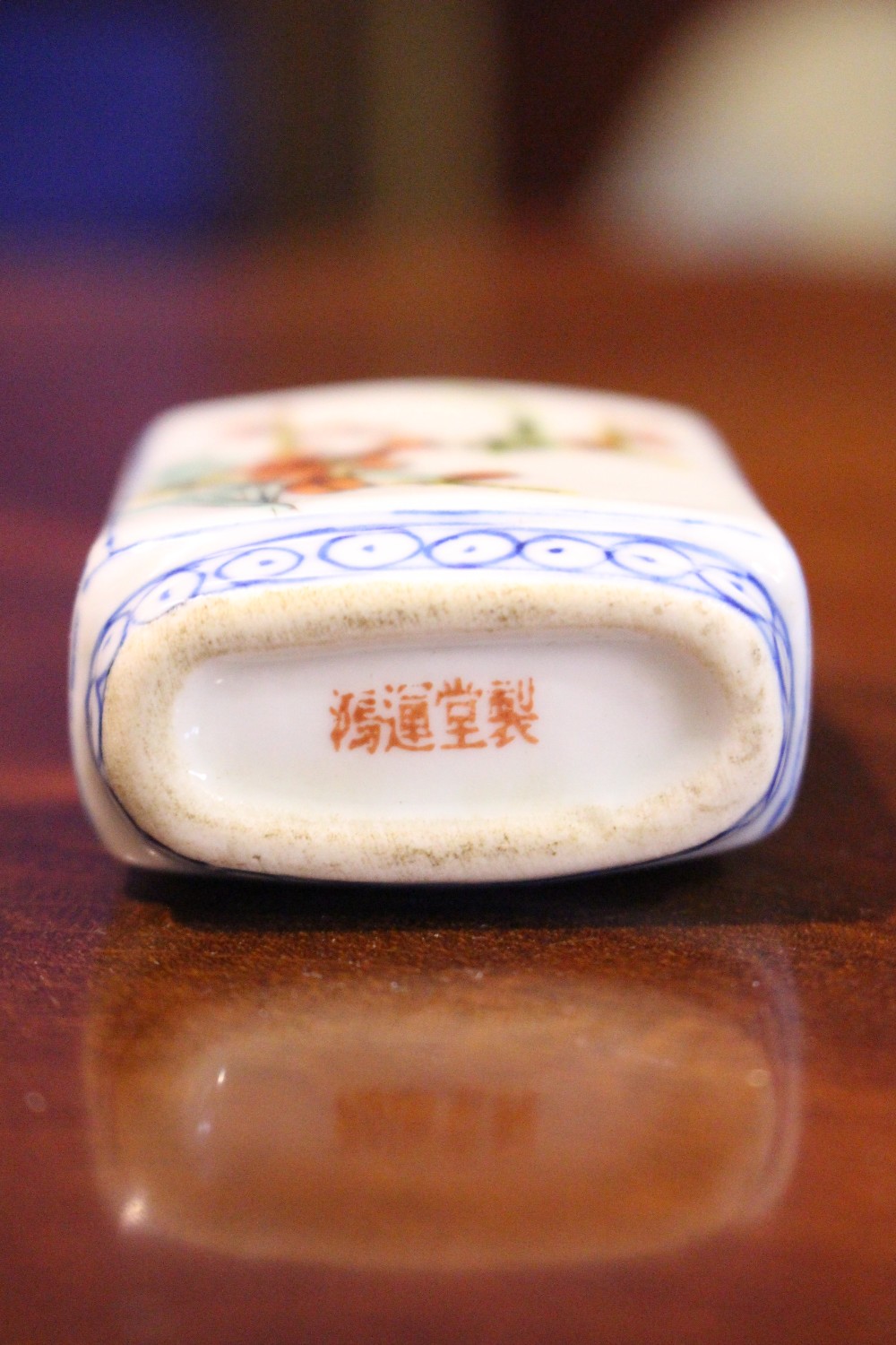 A CHINESE PORCELAIN SNUFF BOTTLE, with images of flowering tree and birds, having four character - Image 5 of 6