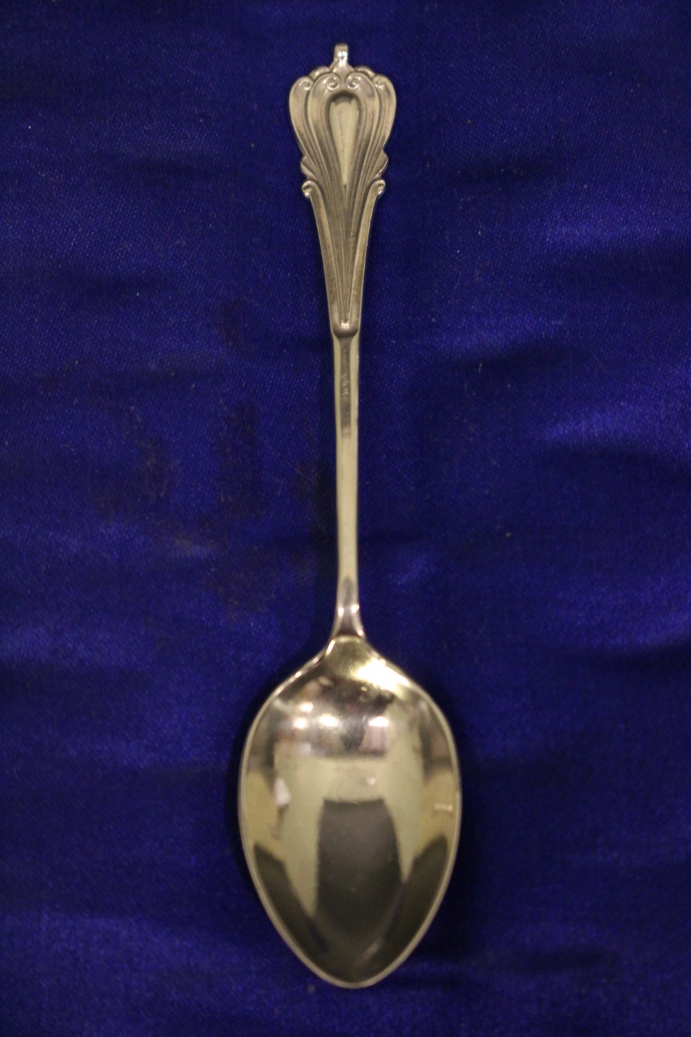 A CASED SET OF EARLY 20TH CENTURY SILVER PLATED TEA SPOONS - Image 2 of 2