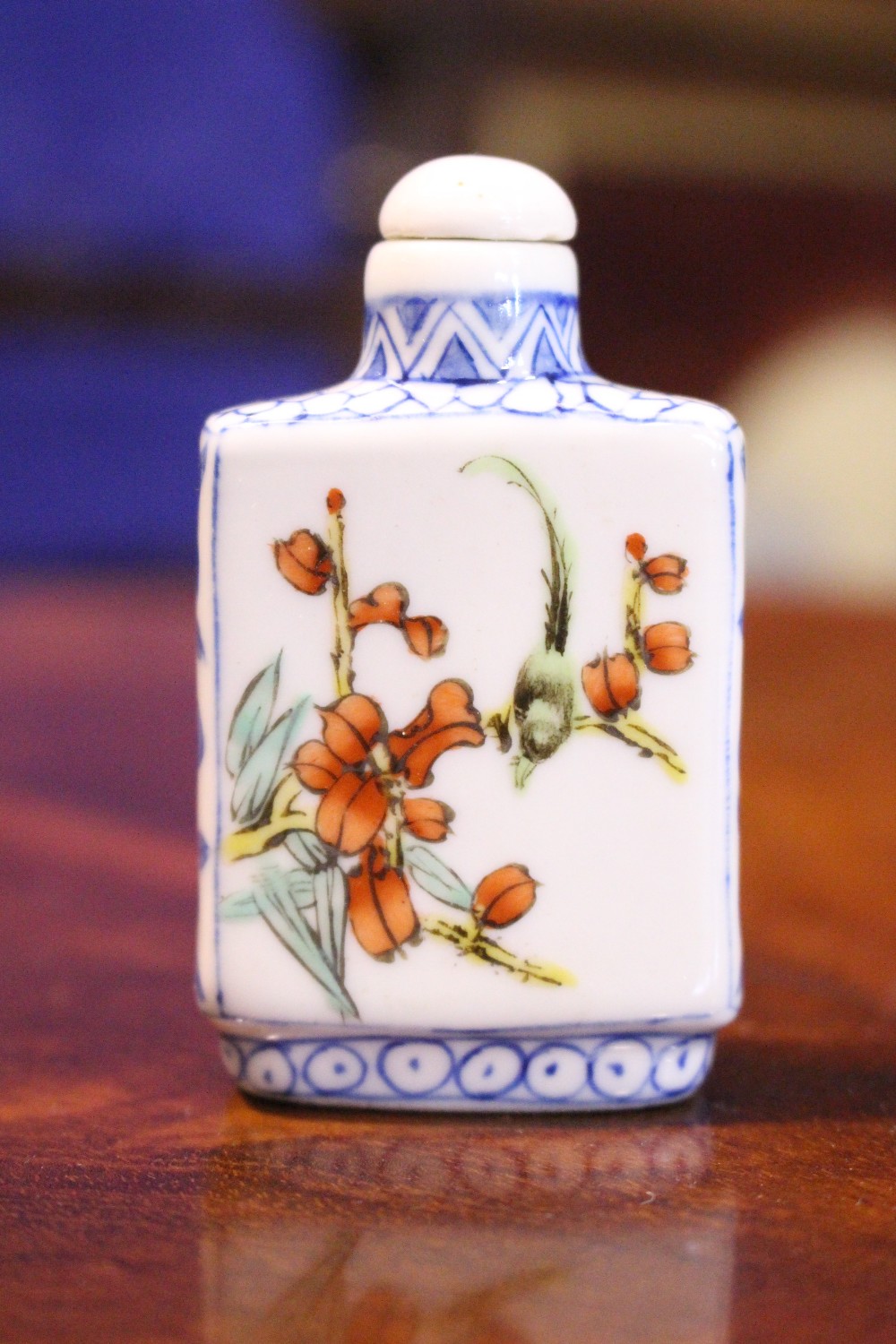 A CHINESE PORCELAIN SNUFF BOTTLE, with images of flowering tree and birds, having four character - Image 3 of 6