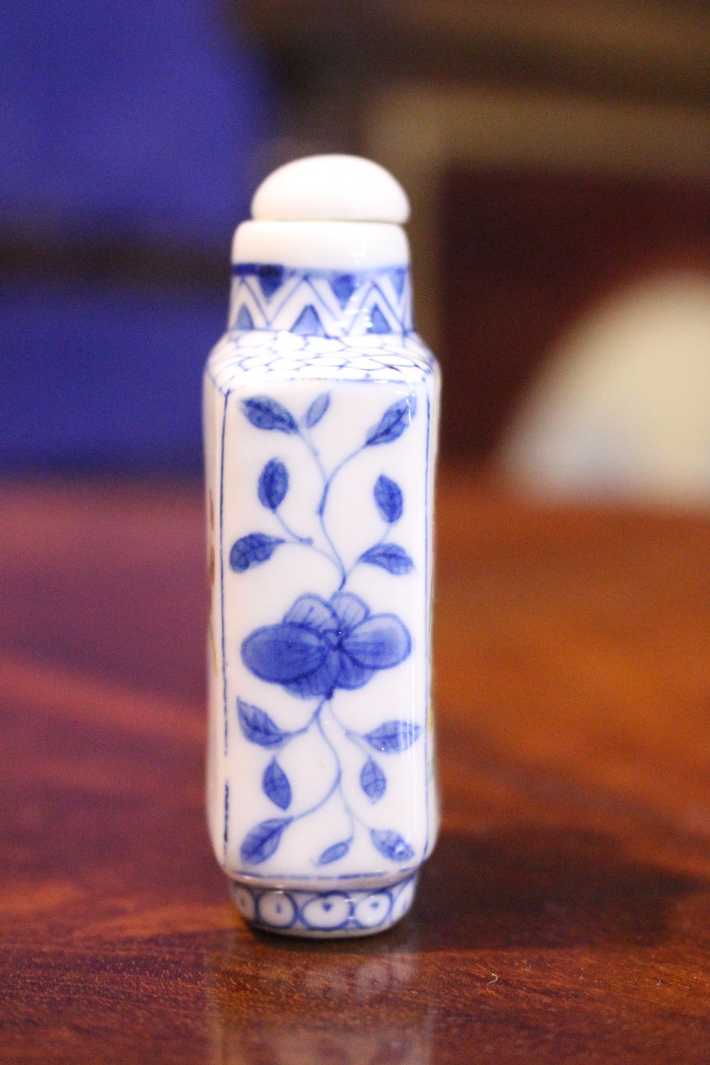 A CHINESE PORCELAIN SNUFF BOTTLE, with images of flowering tree and birds, having four character - Image 4 of 6