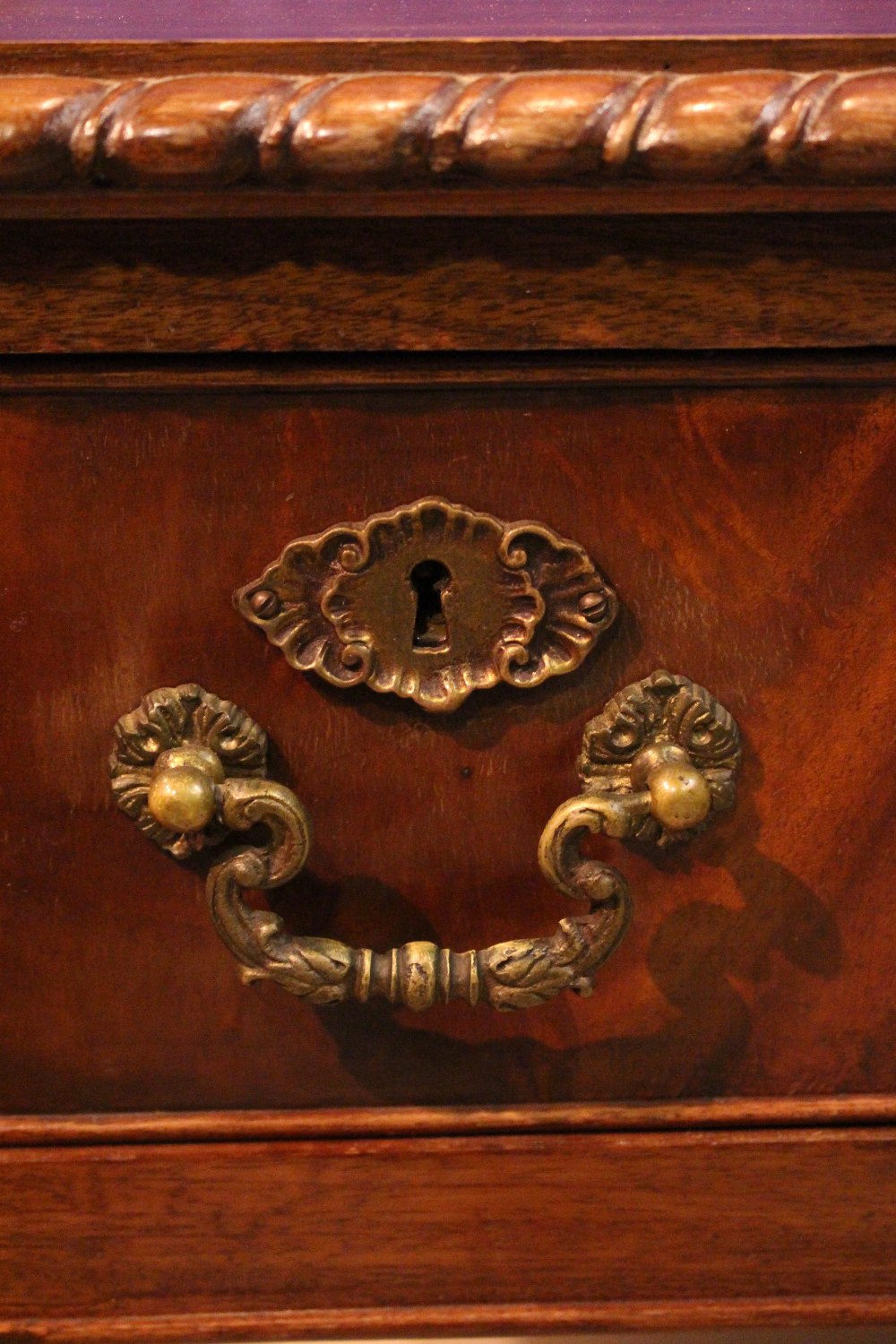 A VERY FINE 3 DRAWER MAHOGANY DESK, with gadrooned rim, over 3 drawers, raised on cabriole leg - Image 3 of 3